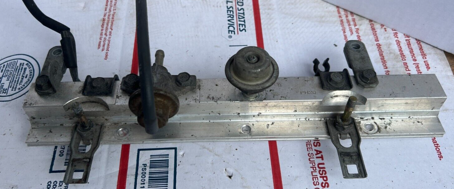 2001 Honda S2000 AP1 F20c Fuel Rail Runner W/Regulator 16610-PCX-000 OEM 00-03